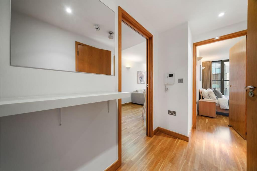 Stylish And Very Central Apartment With Balcony London Luaran gambar