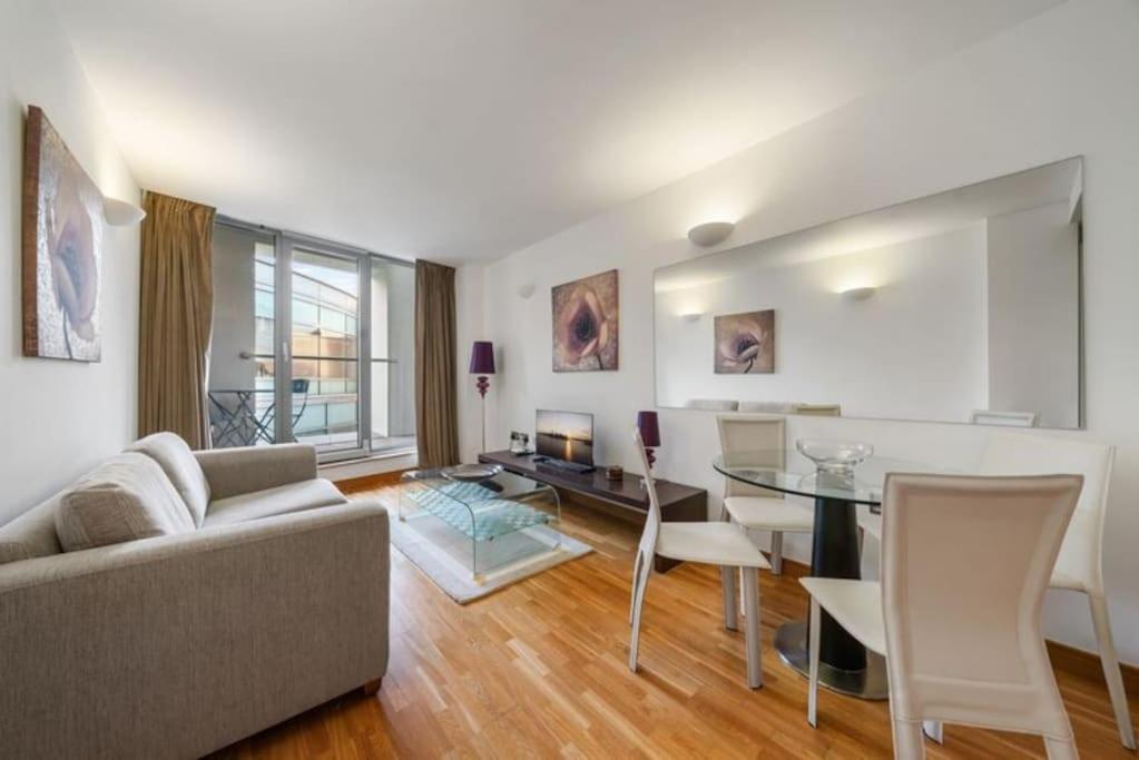 Stylish And Very Central Apartment With Balcony London Luaran gambar